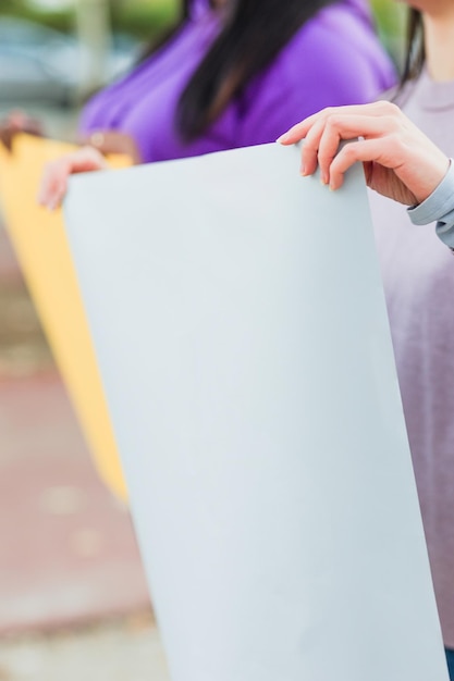 Protest z pustą tablicą na strajku, marsz o prawa, zgromadzenie na zewnątrz, nieuznawalny feminizm.