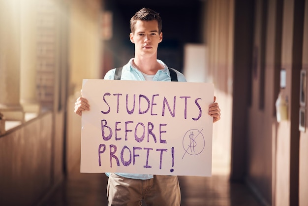 Protestuj przeciwko edukacji i człowiekowi z plakatem na uniwersytecie w sprawie wolności od zadłużenia z tytułu pożyczek studenckich i bezpłatnej nauki Równość sprawiedliwości i student ze znakiem wsparcia w szkole wyższej i kampusie akademickim