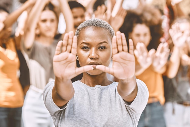 Zdjęcie protestuj zatrzymaj ręce i czarną kobietę z ludźmi walczącymi o pokój, zakończ dyskryminację rasową lub wolność polityka sprawiedliwość lub aktywizm rajdowy lub żądanie grupowe zmiany społeczne lub prawa człowieka
