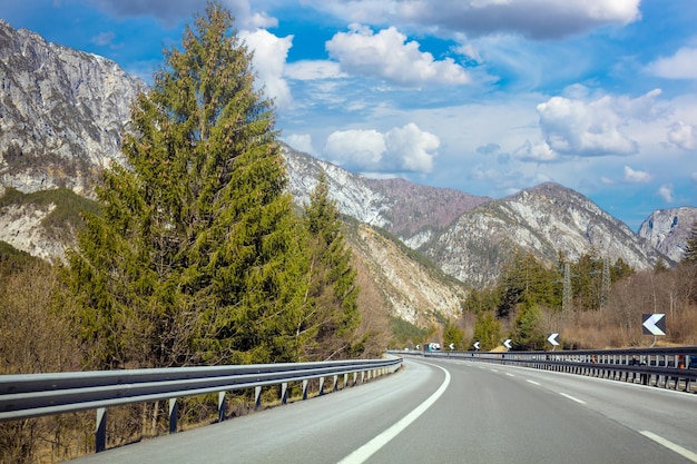 Zdjęcie prowadzenie samochodu po krętych górskich drogach w parku narodowym picos de europa cantabria hiszpania europa