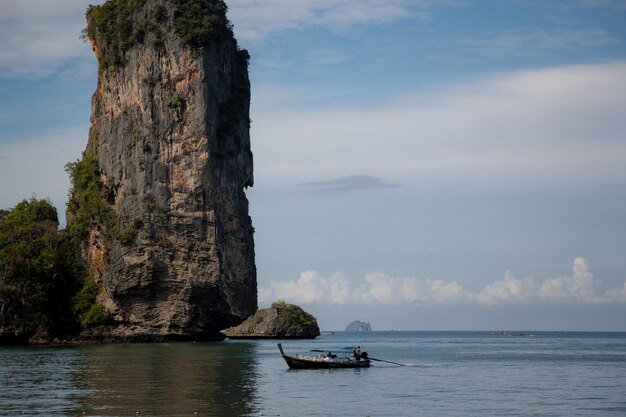 Prywatna plaża Tajlandii z przepięknym widokiem na klify Prowincja Krabi Centara Grand Beach Resort