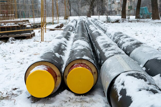 Przebudowa rur centralnego ogrzewania podczas silnych mrozów Naprawa i wymiana komunikacji podziemnej na ulicy Miejskiej Wymiana rur grzewczych w okresie zimowym