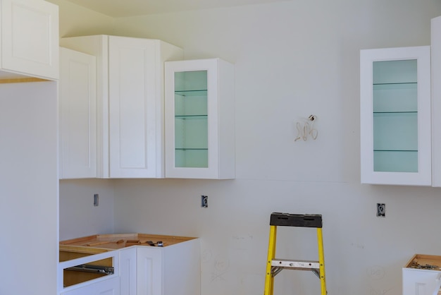 Przebuduj kuchnię, instalując nowe nowoczesne drewniane szafki do domu
