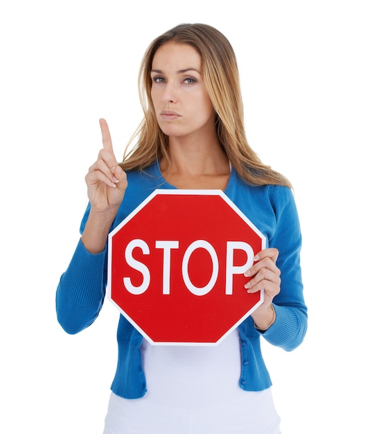 Zdjęcie przeczytaj znak studio portret srogiej kobiety trzymającej znak stop