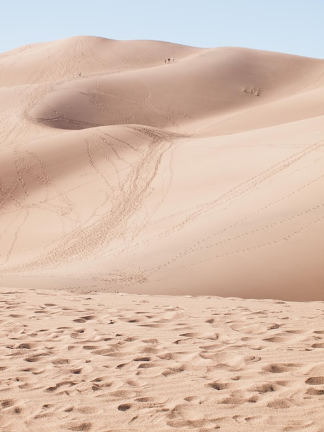 Przed zachodem słońca w Parku Narodowym Great Sand Dunes w stanie Kolorado.