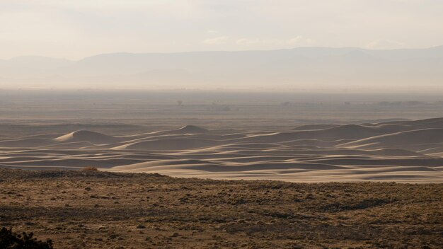 Przed zachodem słońca w Parku Narodowym Great Sand Dunes w stanie Kolorado.