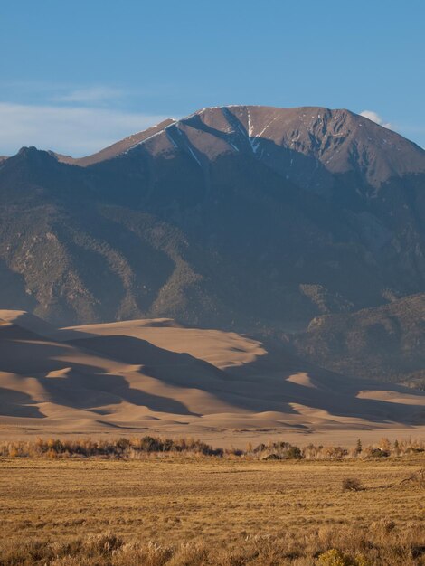 Przed zachodem słońca w Parku Narodowym Great Sand Dunes w stanie Kolorado.