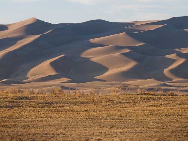 Przed zachodem słońca w Parku Narodowym Great Sand Dunes w stanie Kolorado.