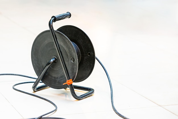 Zdjęcie przedłużacz kabla elektrycznego zwinięty kabel elektryczny w osłonie do domu lub biura w celu zasilania energią