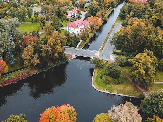 przedmieście Petersburga. Niska zabudowa miejska, park, rzeka.