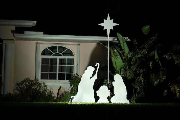 Zdjęcie przedni dziedziniec z jasno oświetlonymi ozdobami świątecznymi dekoracja zewnętrzna domu rodzinnego na florydzie na wakacje zimowe