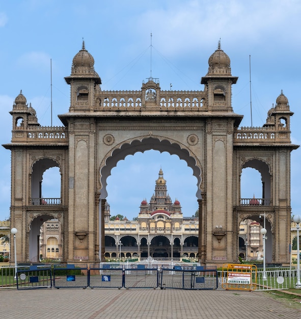 Przednia brama pałacu Mysore w Mysore Karnataka Indie