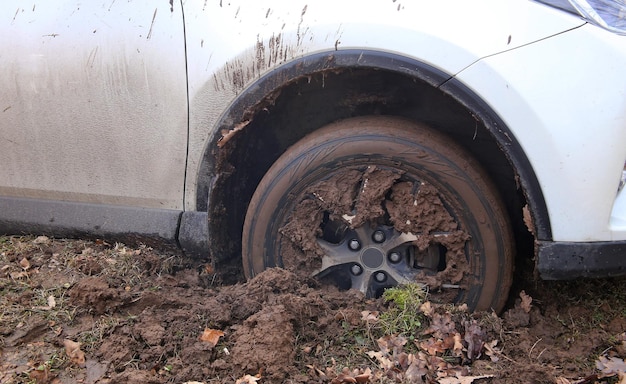 Przednie koło samochodu ugrzęzło w błocie