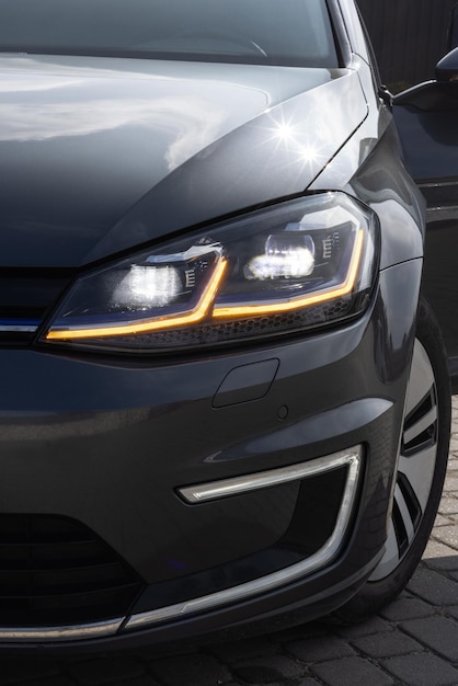 Przednie pełne światło LED samochodu nowoczesne migające światło reflektorów samochodowych z migającym ciągłym wskaźnikiem
