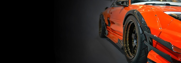 Zdjęcie przednie reflektory pomarańczy modyfikują samochód na czarnym tle miejsca kopiowania