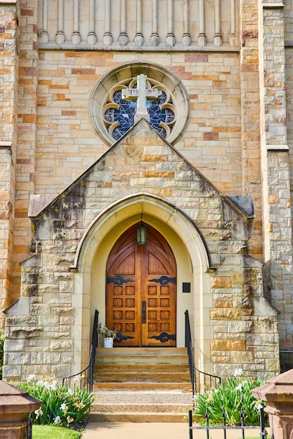 Przednie wejście do kościoła episkopalnego św. Pawła z ciężkimi dębowymi drzwiami, krzyżem i witrażami