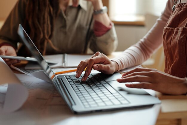 Zdjęcie przedsiębiorca piszący na klawiaturze laptopa