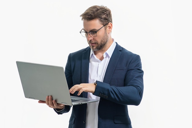 Przedsiębiorca pracujący z laptopem człowiek biznesu przy użyciu komputera przenośnego na tle studyjny