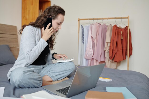 Przedsiębiorca rozmawia przez telefon w domu