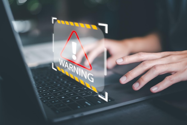 Przedsiębiorca używający laptopa do wykrywania sygnałów i ciał obcych, oprogramowania szpiegowskiego, wirusów, zabezpieczonej sieci internetowej