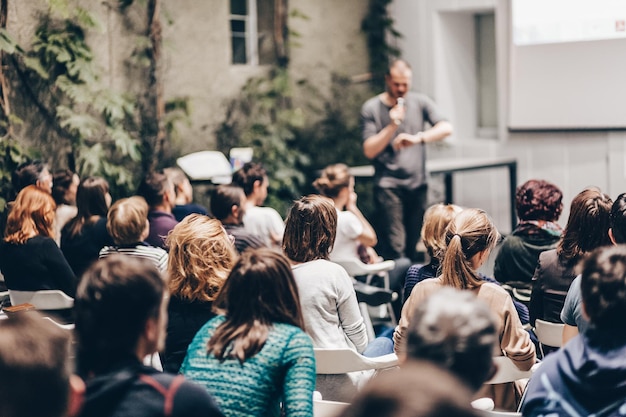 Przedsiębiorca wygłaszający przemówienie podczas seminarium