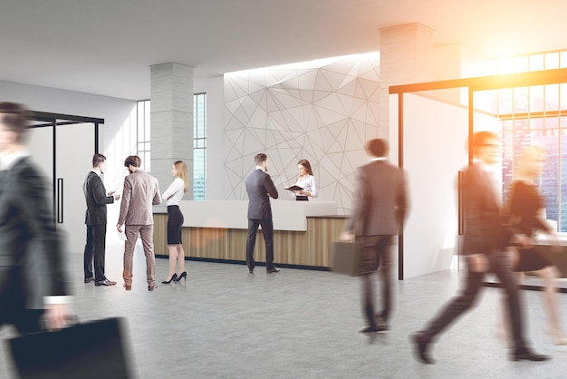 Przedsiębiorcy chodzą i stoją w drewnianym biurze z wysokimi oknami i geometrycznym wzorem ściany.