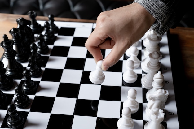 Przedsiębiorcy grają w szachy na pokładzie wyzwania planowania strategii biznesowej do koncepcji sukcesu