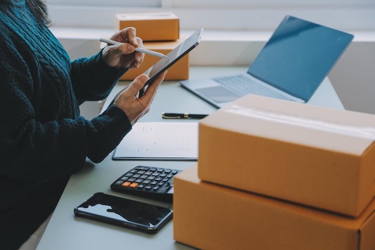 Zdjęcie przedsiębiorcy mały biznes sme niezależni mężczyźni pracują w domu używaj smartfonów i laptopów do sprawdzania handlowego marketingu internetowego pudełka pakowania sprzedawcy sme koncepcja e-commerce zespół sprzedaży internetowej