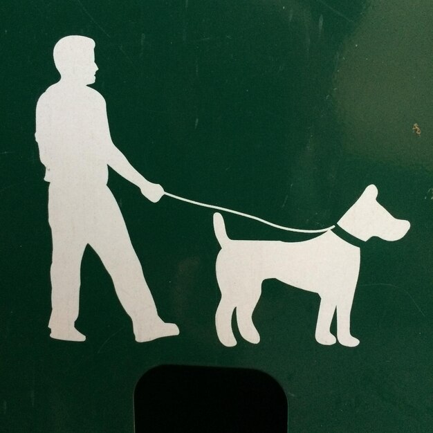 Zdjęcie przedstawienie człowieka i psa z boku