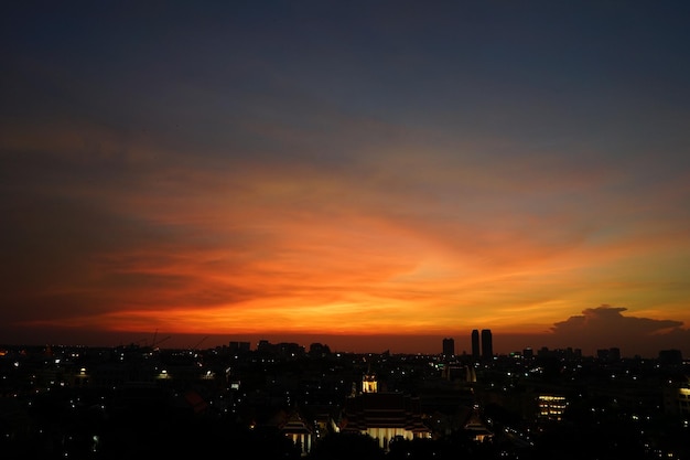 Przegląd pejzażu miejskiego z otwartym niebem o zmierzchu Bangkoku Tajlandia