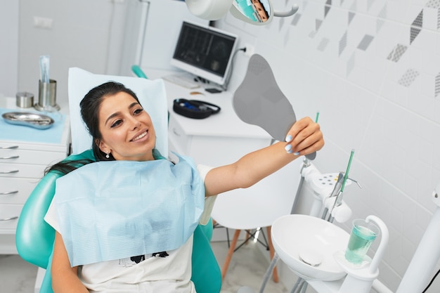 przegląd profilaktyki próchnicy zębów.kobieta na fotelu dentystycznym podczas zabiegu stomatologicznego