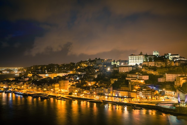 Przegląd Starego Miasta Porto Portugalia w nocy rzeki Ribeira i Douro