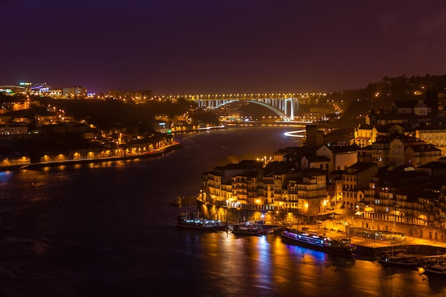 Przegląd Starego Miasta w Porto, Portugalia w nocy. Strzał poziomy