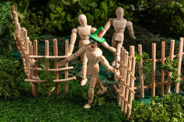 Przegubowe drewniane lalki, które symulują chodzenie po miniaturowym świecie