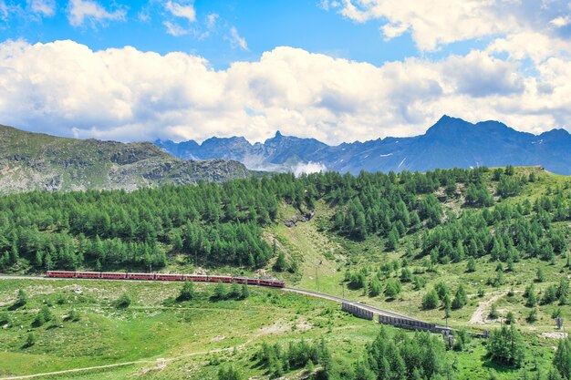 Przejazd czerwonego pociągu turystycznego Bernina