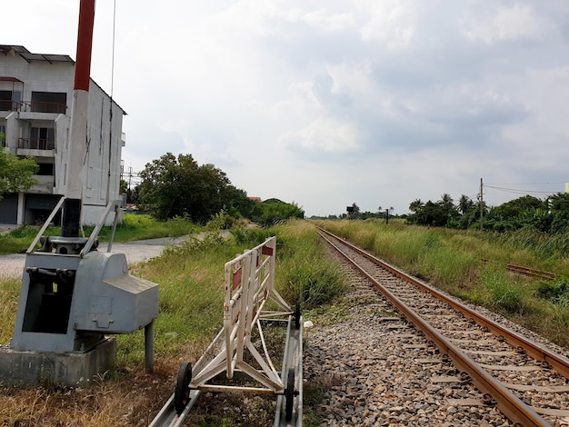 Przejazdy kolejowe, bariery kolejowe, znaki drogowe z tajskim napisem Stop