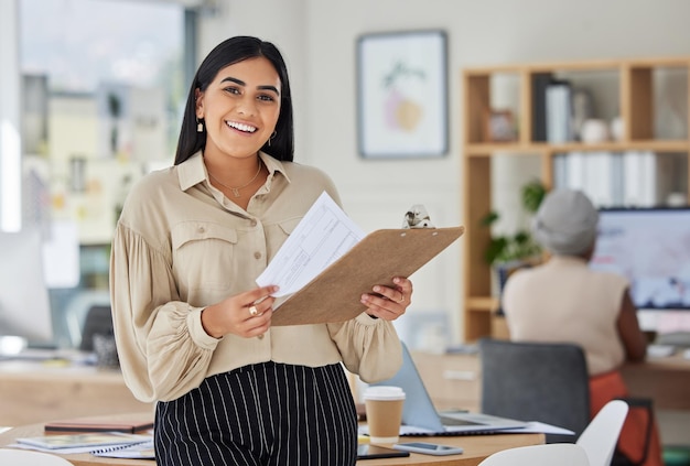 Przejrzyj umowę i raport z kobietą biznesową trzymającą schowek z dokumentacją w swoim biurze w pracy Dokument aplikacyjny i wniosek z młodą pracownicą czytającą notatki i pracującym