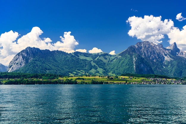 Przejrzyste, lazurowe jezioro Thun Thunersee Berno Szwajcaria