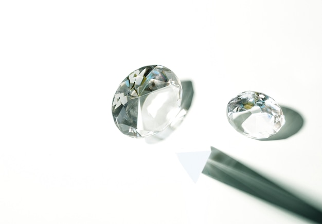 Zdjęcie przejrzysty krystaliczny diament odizolowywający na białym tle