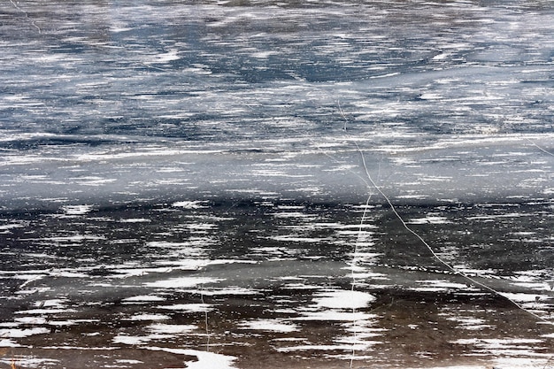 Przejrzysty lód na zamarzniętej rzece