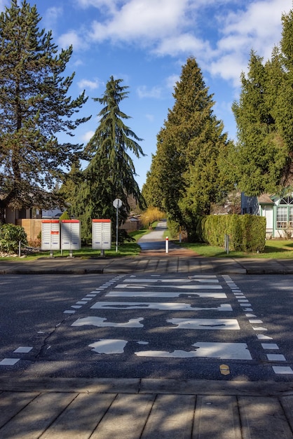 Przejście dla pieszych na ulicy mieszkaniowej w Modern City Suburbs