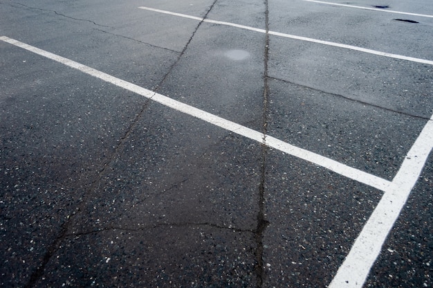 Przejście Dla Pieszych Przy Parkingach, Białe I żółte Paski.