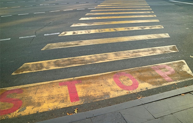 Przejście dla pieszych w żółte paski z napisem STOP na ulicy Downtown Yerevan, Armenia