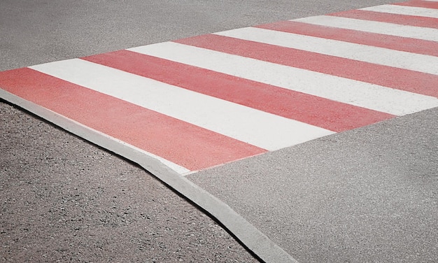 Przejście dla pieszych z czerwonym i białym oznakowaniem