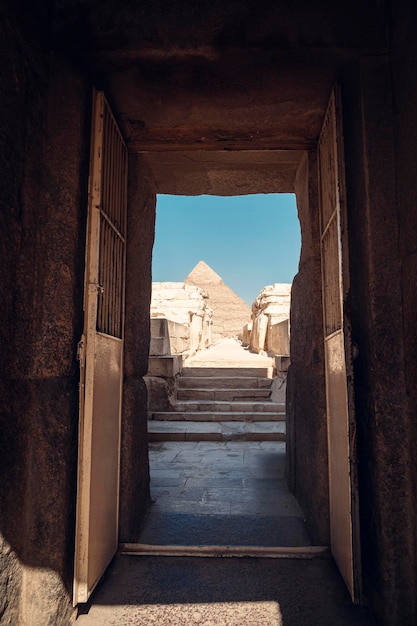 Przejście do świątyni Sfinksa Ruiny starożytnego Egiptu na płaskowyżu Giza Kair Egipt