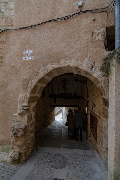 Przejście między starymi domami w historycznym centrum Cuenca