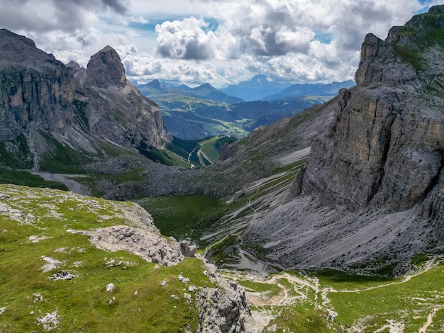 Przejście Puez widok lotniczy Dolomitów Alpy w pobliżu Alta Badia TrentinoRegion AltoAdige Włochy Sezon letni