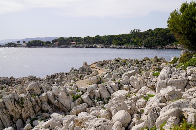 Przejście ścieżka Dla Pieszych Nad Morzem Na Turystycznym Wybrzeżu Morza śródziemnego Na Skraju Skał Juanlespins W Antibes We Francji