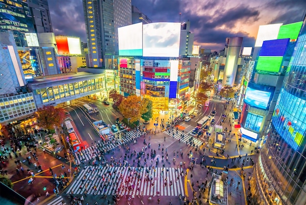 Przejście Shibuya z widoku z góry o zmierzchu w Tokio, Japonia