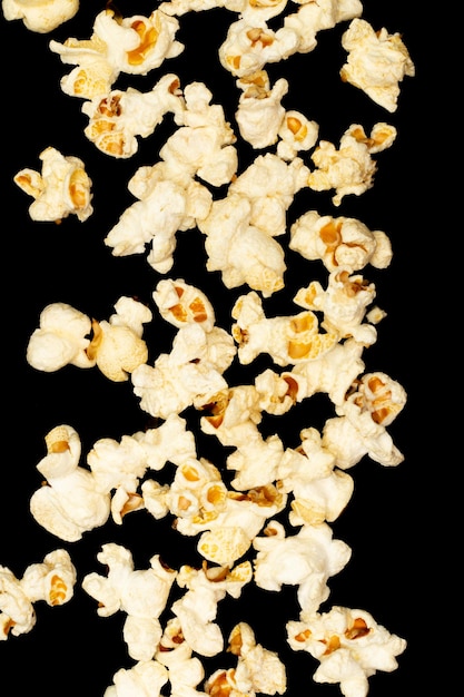 Przekąska z oglądania koncepcji filmu Aranżacja słodkiego popcornu na czarnym tle